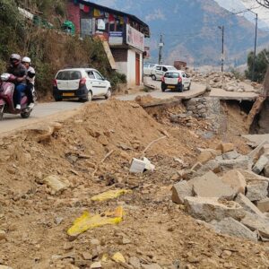 दलाई लामा के जन्मदिन से पहले सड़क सुरक्षा पर सवाल:धर्मशाला में खड़ा डंडा मार्ग पर भूस्खलन का खतरा, वीवीआईपी आवाजाही पर मंडराया संकट