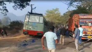 भारत बंद के दौरान अचानक पुलिस बस का ब्रेक फेल, प्रदर्शनकारियों की अटकी सांसें; VIDEO​on February 13, 2026 at 2:47 am