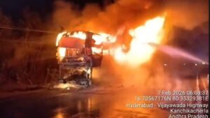 VIDEO: हैदराबाद से विजयवाड़ा जा रही बस में लगी भीषण आग, धू धूकर जलती रही, कूद फांदकर भागे यात्री​on February 7, 2026 at 7:11 am