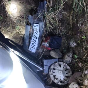 हमीरपुर में कार दुर्घटनाग्रस्त, पूर्व सैनिक की मौत:2 घायल, 300 फुट गहरी खाई में गिरी, शादी समारोह में जाते वक्त हादसा