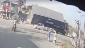 कार पर गिरा ट्रक का कंटेनर, सॉफ्टवेयर इंजीनियर की दर्दनाक मौत, दिल दहला देगा VIDEO​on February 14, 2026 at 6:08 pm