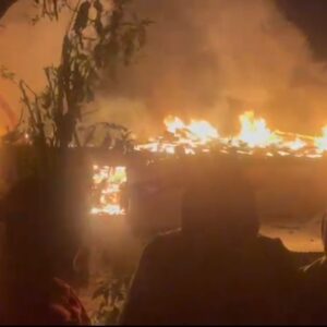 बिलासपुर में गौशाला जलकर राख:ग्रामीणों ने पशुओं व पास के मकानों को बचाया, सड़क न होने से फायर ब्रिगेड नहीं पहुंची