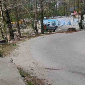 कुल्लू में सड़क हादसा, बाइक सवार की मौत:तीखे मोड़ पर असंतुलित होने से सड़क से 10 फीट नीचे गिरा, मकान के पिलर से टकराया