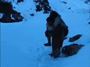 हिमाचल में बर्फ में फंसा केरल का ट्रैकर:अकेले व्यासकुंड पहुंचा, मनाली पुलिस ने रेस्क्यू किया, पीठ पर उठाकर अस्पताल पहुंचाया