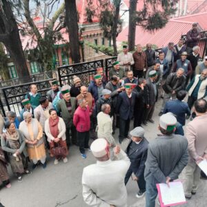 शिमला में उपायुक्त कार्यालय के बाहर पेंशनरों का प्रदर्शन:मांगों को लेकर प्रदर्शन, लंबित देनदारियों के भुगतान की मांग, विधानसभा घेराव की चेतावनी