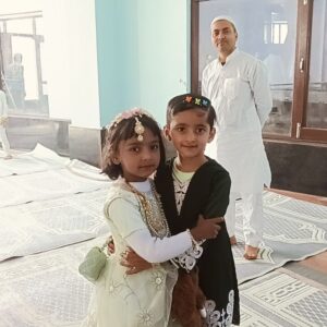 मंडी में ईद-उल-फितर पर अमन-शांति की मांगी दुआ:मुस्लिम समुदाय ने मस्जिदों में अदा की नमाज, एक-दूसरे को गले लगाकर दी मुबारकबाद