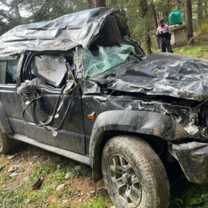 मंडी में 200 मीटर गहरी खाई में गिरी कार:युवक की मौत, पत्नी- बेटी को ससुराल छोड़कर घर लौट रहा था