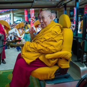 धर्मशाला में दलाई लामा के लिए दीर्घायु प्रार्थना:धर्मगुरु ने करुणा- शांति का दिया संदेश, अनुयायियों ने बुद्ध की प्रतिमा की भेंट