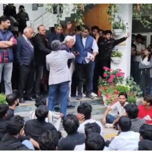 शिमला की यूनिवर्सिटी में पूर्व छात्र ने किया सुसाइड:सुसाइड नोट छोड़ा, लगाए गए गंभीर आरोप, छात्रों का प्रदर्शन, पिटाई का वीडियो वायरल