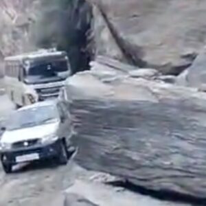 पठानकोट-भरमौर नेशनल हाईवे 12 घंटे से बंद:भूस्खलन से आवाजाही ठप, वाहनों की लगी कतारें, लांग रूट की बस सेवाएं प्रभावित