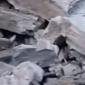 भरभौर में चंबा-तीसा मेन रोड पर लैंडस्लाइड:चांजू नाले के पास गिरे पत्थर; वाहनों की आवाजाही ठप, सैकड़ों यात्री परेशान