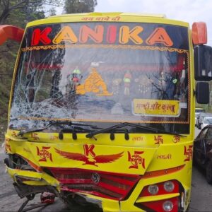 मंडी में कार और बस का टक्कर, 2 की मौत:2 घायल, स्थानीय लोगों ने पहुंचाया अस्पताल, दोनों वाहन क्षतिग्रस्त