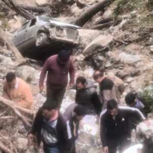 मंडी में गहरी खाई में गिरी कार, ड्राइवर की मौत:बगस्याड-शिकावरी रोड से घर जा रहा था; सुबह ग्रामीणों ने निकाला शव