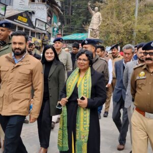 राष्ट्रीय महिला आयोग की अध्यक्ष मनाली पहुंचीं:दो घंटे अधिकारियों से की चर्चा, महिला सुरक्षा, उत्थान योजनाओं की ली जानकारी