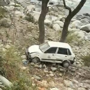 चंबा में खाई में गिरी कार, ड्राइवर घायल:स्थानीय लोगों ने कराया भर्ती, वाहन क्षतिग्रस्त, बालू-सरोल सड़क मार्ग पर हादसा