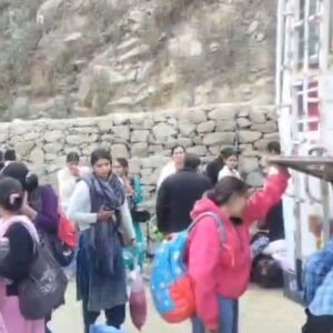 मंडी में निजी बस और टैंकर की टक्कर:दो यात्री घायल, स्थानीय लोगों ने पहुंचाया अस्पताल, तेज रफ्तार बनी हादसे का कारण