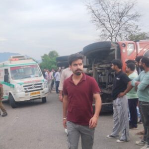 ज्वालामुखी-देहरा मार्ग पर सड़क हादसा:श्रद्धालुओं से भरा ट्रक पलटा, 25 घायल, 5 की हालत गंभीर, पंजाब से आए थे