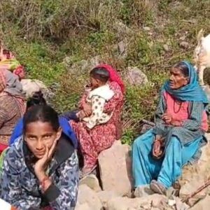 मंडी-धर्मपुर नेशनल हाईवे 48 घंटे से बंद:रोपड़ू नाला में भूस्खलन से 9 परिवार बेघर, 42 प्रभावित लोगों को सुरक्षित निकाला