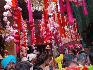 हिमाचल के शक्तिपीठों में श्रद्धालुओं की भीड़:चिंतपूर्णी मंदिर 50 लाख के विदेशी फूलों से सजाया, 23 घंटे दर्शन कर सकेंगे, सुरक्षा के खास इंतजाम