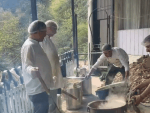 हिमाचल विधानसभा में लकड़ी के चूल्हों पर बन रहा खाना:LPG की कमी का असर; CM-मंत्री और MLA का लंच पारंपरिक स्टोव पर पकाया