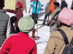 हिमाचल में आपस में भिड़े पंजाबी टूरिस्ट:बर्फ फेंकने को लेकर झगड़े, एक ने चाकू निकाला, अफरा-तफरी मची, पुलिस ने हिरासत में लिए हुड़दंगी