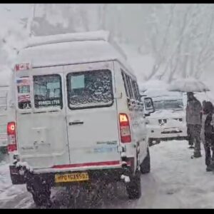 अटल टनल में ताजा बर्फबारी से 2 हजार वाहन फंसे:हिमाचल में मौसम का मिजाज बदला, 20 घंटे से रेस्क्यू ऑपरेशन जारी, बर्फ हटाने का काम तेज