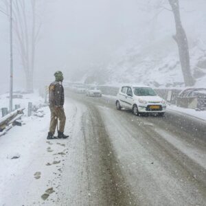 अटल टनल रोहतांग में ताजा बर्फबारी:टूरिस्टों ने स्नोफॉल का आनंद लिया, पुलिस ने वाहनों की आवाजाही रोकी