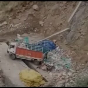 रामपुर में 35 फुट गहरी खाई में गिरा ट्रक:ड्राइवर की मौत, एक्सीडेंट से पहले वाहनों को मारी टक्कर