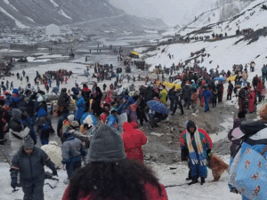 हिमाचल के ऊंचे इलाकों में ताजा बर्फबारी:मार्च में जनवरी जैसी ठंड लौटी, कई शहरों में तापमान 10°C तक लुढ़का, अगले दिन बरसेंगे बादल