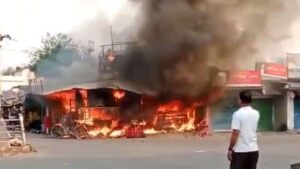 LPG संकट के बीच गैस सिलेंडर फटने से दुकानों में लगी भीषण आग, मच गया हड़कंप​on March 13, 2026 at 1:27 am