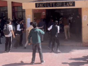 शिमला यूनिवर्सिटी में छात्र पर हथियार से हमला:गंभीर रूप से घायल, IGMC में चल रहा उपचार, 2 गुटों की झड़प