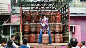 LPG सिलेंडर के लिए मारामारी, देशभर में जमाखोरी के खिलाफ एक्शन में सरकार; हजारों सिलेंडर बरामद​on March 14, 2026 at 6:31 am