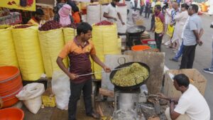 सभी फेरीवालों और उनके हेल्पर्स की जांच करें, घुसपैठियों पर एक्शन लें, BMC और मुंबई पुलिस को हाईकोर्ट का आदेश​on March 23, 2026 at 1:52 pm