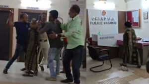 थाने के अंदर शुरू हो गई चाकूबाजी, पुलिस के सामने दो पक्षों ने एक-दूसरे पर किया हमला; 13 गिरफ्तार​on March 24, 2026 at 9:05 am