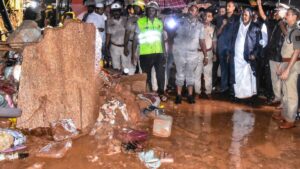 बेंगलुरु में दीवार गिरने से बड़ा हादसा, 7 लोगों की मौत, घायलों से मिले सीएम सिद्धारमैया; मुआवजे का ऐलान​on April 29, 2026 at 4:14 pm