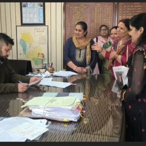 मंडी में मंदिर के पास खुले शराब ठेके का विरोध:महिलाओं ने डीसी से बंद या स्थान बदलने की मांग की, सुरक्षा का मुद्दा उठाया