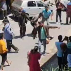 मंडी में लूट कर भागते बदमाशों को दौड़ाकर पकड़ा:VIDEO; महिला के 1.75 लाख के जेवर छीने, लोगों ने किया पीछा तो कार से टकराए