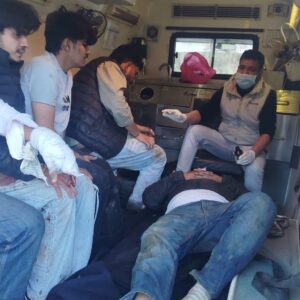 हरियाणा के स्टूडेंट्स की गाड़ी पलटी, 5 घायल:एक की हालत नाजुक, पराशर झील घूमने जा रहे थे, मंडी में सुबह 6 बजे हादसा