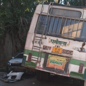 ऊना में HRTC बस दुर्घटनाग्रस्त:अनियंत्रित होकर पहाड़ी से टकराई, कंडक्टर सहित चार लोग घायल, धर्मशाला से होशियारपुर जा रही थी