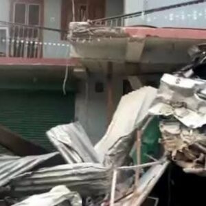 रामपुर में डंपर की टक्कर से चालक की मौत:वर्कशॉप के पास तेज रफ्तार से हुआ हादसा, एक अन्य वाहन भी क्षतिग्रस्त