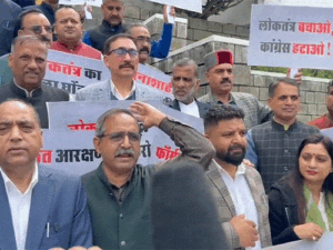 हिमाचल सरकार ने बदले आरक्षण रोस्टर नियम:BJP विधायकों का विधानसभा के बाहर धरना, सदन में भी सरकार को घेरा, विपक्ष ने वॉकआउट किया