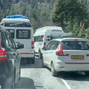 बर्फबारी के बाद मनाली से अटल टनल तक भारी जाम:ओवरटेकिंग ने बढ़ाई समस्या, पुलिस ने चालान काट कर संभाली व्यवस्था