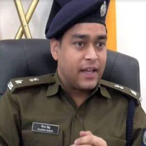 शिमला पुलिस ने 2.30 लाख की देवदार की लकड़ी पकड़ी:ट्रक चालक और सहयोगी गिरफ्तार, बिना परमिट के ही पेड़ों की हुई थी कटाई