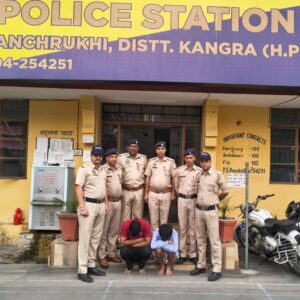 कांगड़ा में दो नशा तस्कर गिरफ्तार:4 किलो चरस बरामद, 2 कारें भी जब्त; दोनों आरोपी कुल्लू के रहने वाले