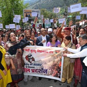 कुल्लू जिले में भाजपा का शंखनाद:कांग्रेस सरकार की नीतियों के खिलाफ सड़कों पर उतरे कार्यकर्ता, सम्मेलन के बाद निकाली रैली