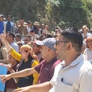 शिमला में लुहरी हाइड्रो प्रोजेक्ट प्रभावित किसानों का प्रदर्शन:बोले- सर्वे के बावजूद नहीं दिया जा रहा मुआवजा, 120 परिवारों ने दी थी अपनी जमीन