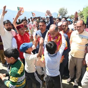 जयराम ठाकुर ने सुक्खू सरकार पर साधा निशाना:मंडी के दुर्गम क्षेत्रों का किया दौरा. बोले- काम कम, बयान ज्यादा; 2000 संस्थान किए बंद