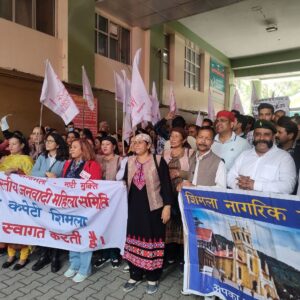 शिमला में गायनी विभाग शिफ्ट करने का विरोध तेज:महिला संगठनों ने IGMC में किया प्रदर्शन; कहा-फैसला वापस न लिया तो होगा आंदोलन