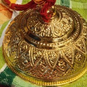 पंजाब के श्रद्धालु ने चिंतपूर्णी में सोने का छत्र चढ़ाया:मन्नत पूरी होने पर परिवार सहित पहुंचा मंदिर, माता की पावन पिंडी के किए दर्शन