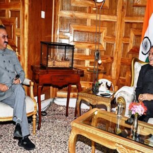 हिमाचल गवर्नर कविंद्र गुप्ता से मिले CM सुक्खू:पारंपरिक टोपी और शॉल भेंट की, जनकल्याण से जुड़े मुद्दों पर हुई चर्चा